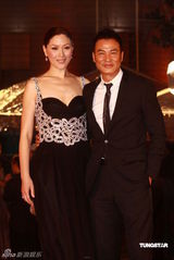 幻灯：香港金像奖颁奖红毯 任达华夫妇甜蜜亮相