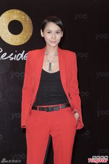 组图：Amanda S.出席派对自曝结婚十年计划生子