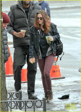 组图：暮光女休闲装上街手拿半个苹果 笑容满面