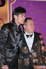 组图：周杰伦现身祝寿曾志伟 全黑套装帅气