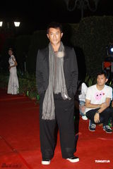 组图：古天乐型男装扮亮相 韩雪金莎娇俏动人