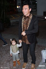 组图：钟镇涛生日携女亮相派对 谭咏麟叶童现身