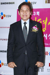 组图：朴信惠镂空装亮相第33届影评奖颁奖礼