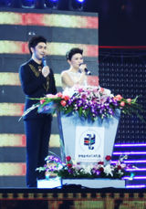 组图：田海蓉亮相金鸡 飘逸长裙从容主持