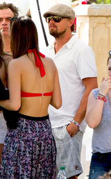 组图：小李携超模女友看音乐节 蒙面热舞扭不停