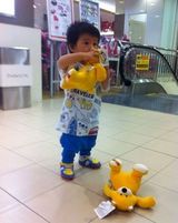 组图：胡静晒爱子新照 小王子玩兴奋“走光”