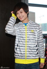 组图：李宇春武汉个唱彩排 与男舞伴牵手搂腰转圈