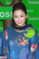 组图：容祖儿喜欢孩子显母爱 支持男友新歌