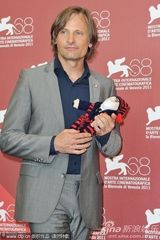 组图：《危险方法》记者会 奈特莉花裙黑超抢眼