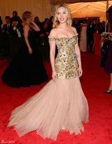 高清组图：斯嘉丽-约翰逊抹胸礼服亮相秀丰胸