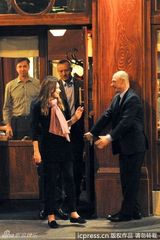 组图：法第一夫人挺大肚散步 总统搀扶当贴心好老公