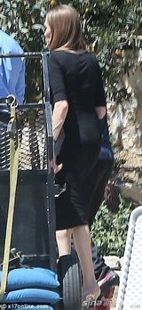 组图：朱莉职业装亮相片场 执导新片再变工作狂