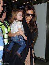 组图：辣妹带七公主现身车站 赴巴黎与小贝庆生