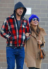 组图：瑞恩-高斯林与女友门德斯惬意散步