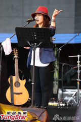 组图：简单生活节揭幕 歌迷冒雨挺卢广仲蔡健雅