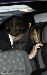 幻灯图：克鲁兹与未婚夫外出 黑色长裙身材发福