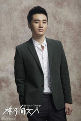 组图：《格子间女人》曝光大片 众主创西装抢眼