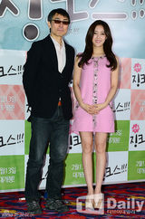 组图：T-ara孝敏出席日片试映 粉裙黑发清秀