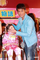 组图：古天乐饰娘娘腔化妆师 为小女孩化新年妆