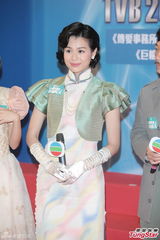 组图：陈法拉否认失宠 胡杏儿施美人计献吻