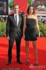 组图：《少数幸运儿》首映 主创亮相“黑”压压一片