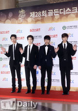 组图：EXO等走金唱片红毯 泫雅透视装内衣尽显