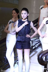 组图：《甄嬛传》“叶澜依”黑衣代言秀T台步