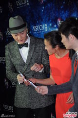 组图：周秀娜莫小棋冬夜真空装比拼性感