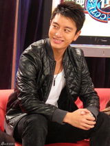 组图：贾乃亮清瘦宣传新剧 收视率王子展幽默