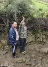 幻灯：田亮四川慰问贫困儿童 雷锋叔叔受孩子欢迎