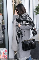 组图：姚贝娜素颜休闲装现身 获众人护驾排场大