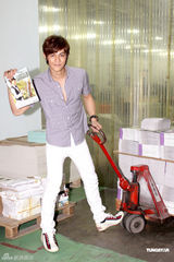 幻灯图集：汪东城推新写真书 现身印刷厂签名