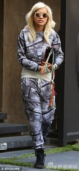 组图：瑞塔奥拉另类服装吸睛 与男友分别忙献吻