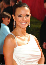 高清组图：艾美奖红毯 伊芙-拉茹白色露背礼服