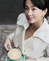 组图：林静拍摄时尚大片 展知性美女风采