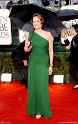 高清组图：西格妮-韦弗气质高贵 一袭绿裙大送飞吻