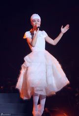 组图：王菲白色浴巾装亮相造型独特 赵薇看台助阵