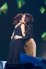 高清组图：秦海璐音乐盛典拥抱恭喜那英获奖