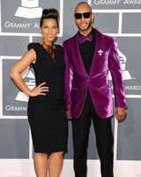 高清组图：格莱美红毯艾利西亚-凯斯携男伴亮相