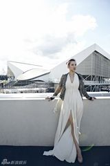 组图：小宋佳伦敦行奥运大片 与伦敦碗亲密接触