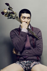 组图：宋珉宇枪与玫瑰写真 造型多变彰显魅力