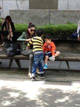 组图：张柏芝携两子台湾游玩参加好友婚礼
