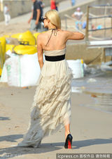 组图：希尔顿戛纳拍大片超低胸尽显风骚