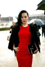 组图：霍思燕红裙妖艳压轴巴黎时装