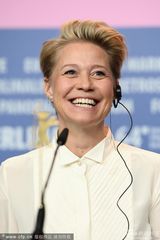 组图：柏林电影节众评委合影 梁朝伟微笑现身