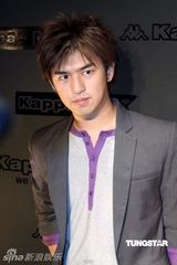 幻灯图：陈柏霖表演舞台剧 为某品牌宣传“减生活”