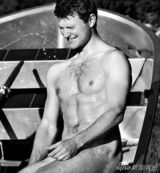 组图：英名校慈善年历 男子赛艇队全裸河边戏水