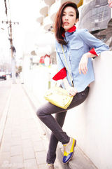 组图：张俪早春街拍红领牛仔衬衫清新