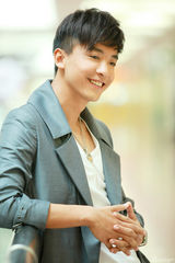组图：李佳航阳光帅气 职场精英西装写真