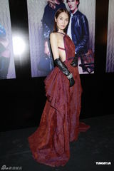 组图：林莉压轴走秀真空上阵 示范苗族服饰